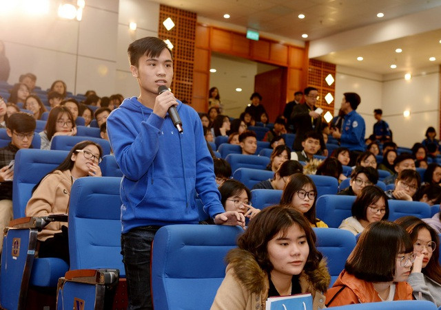 Thí sinh đặt câu hỏi với lãnh đạo trường ĐH Kinh tế quốc dân trong mùa tuyển sinh năm 2019.