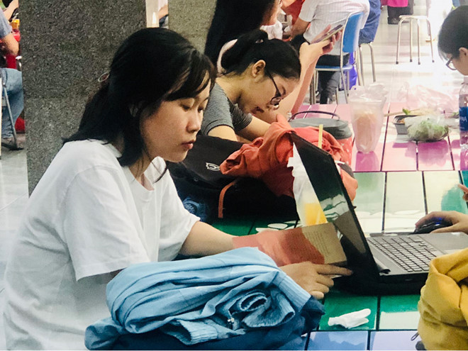 Sinh viên Trường ĐH Luật TP.HCM trong giờ học nhóm. Ảnh: Hà Ánh.