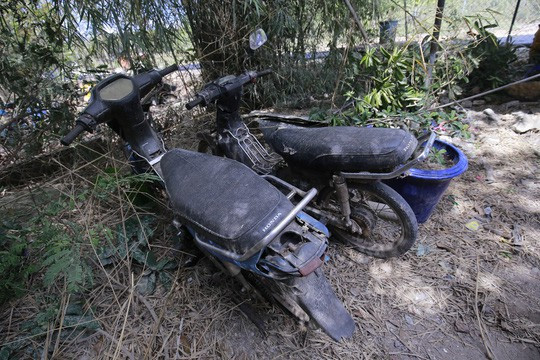 Hai chiếc xe của vợ chồng anh Minh đã quá đát, anh mượn bạn xe để chở vợ con đi sắm đồ Tết thì gặp nạn. (Ảnh: Như Phú/ Người Lao Động)