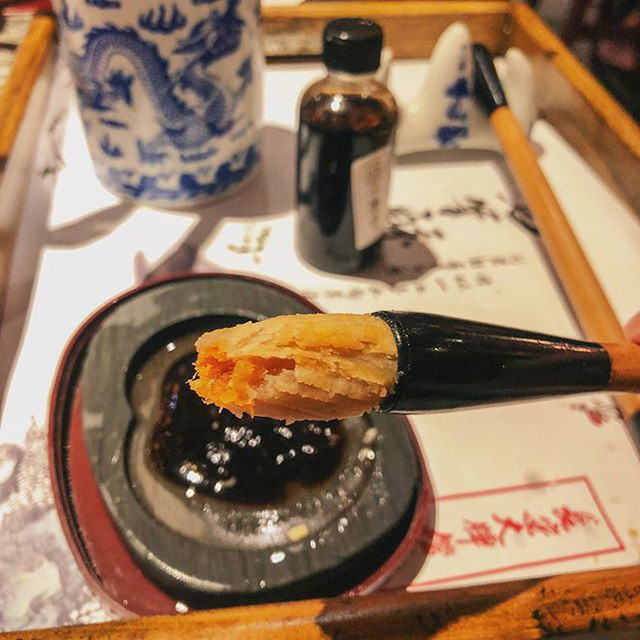 Phần đầu bút được làm bằng bánh xốp mềm mại, thơm ngon …