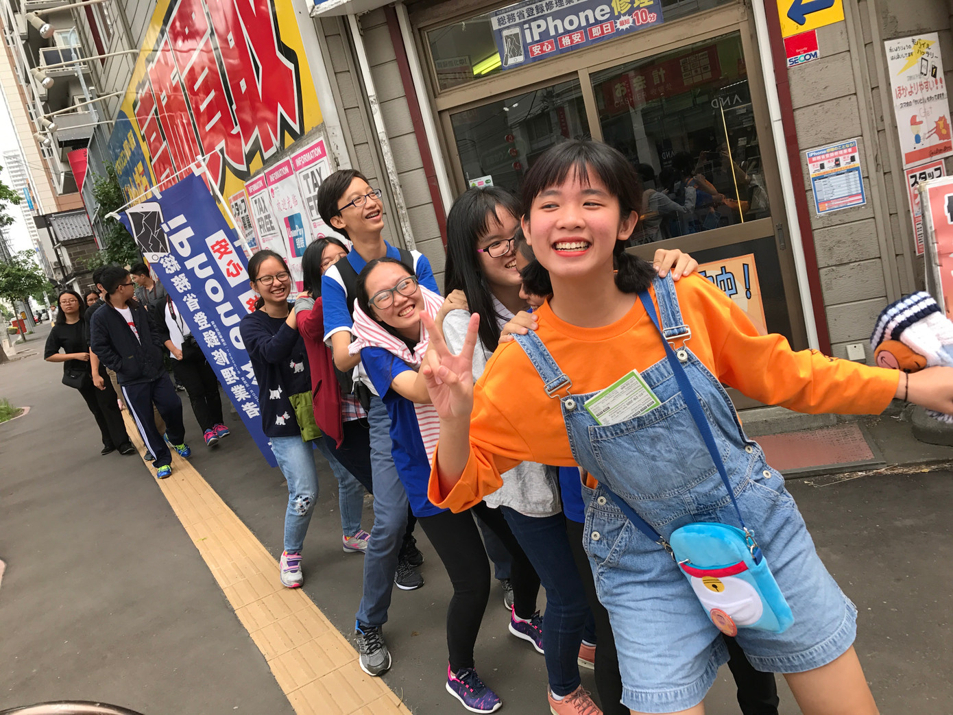 Tập đi bộ nhanh giống người Nhật cùng hội bạn thích làm trò thì vòng quanh Hokkaido cũng là chuyện nhỏ