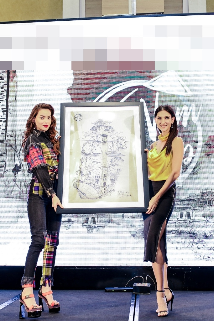 Đáp lại tình cảm từ Cindy Bishop, Hồ Ngọc Hà đã tặng siêu mẫu Thái Lan một bức tranh làm bằng giấy gió. 