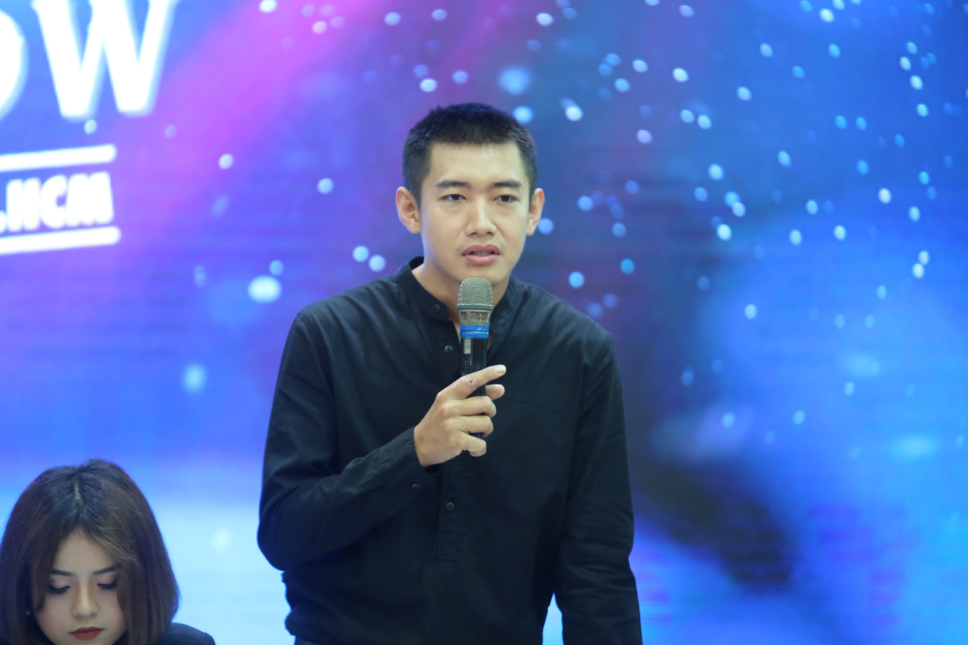 Quang Đăng tại vuổi họp báo.