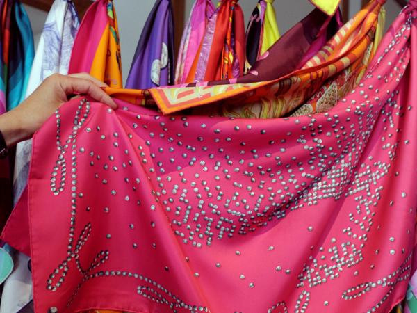 D-I-Y: Bí kíp chăm sóc và bảo quản khăn lụa ảnh 2