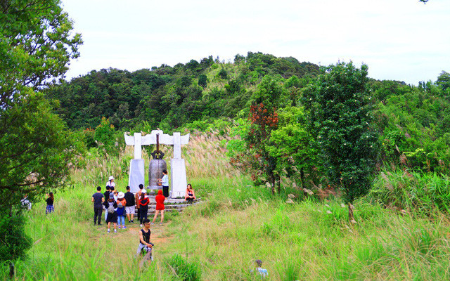Phía trên chuông đồng cầu nguyện là đỉnh Bạch Mã cao nhất với độ cao 1.450 mét