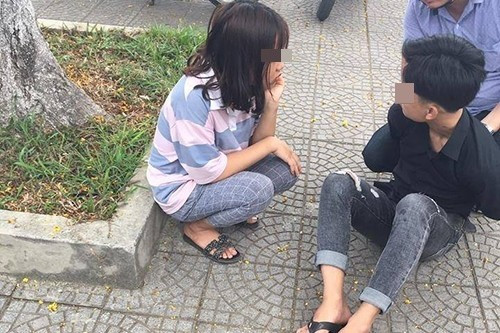 Hình ảnh H. bị người dân bắt giữ sau khi đâm anh L. Hình ảnh H. bị người dân bắt giữ sau khi đâm anh L.
