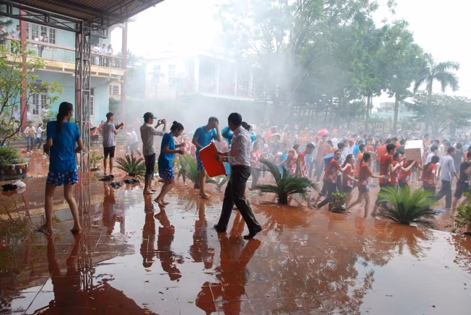 Một màn mưa mùa hạ nhân tạo cực chất!