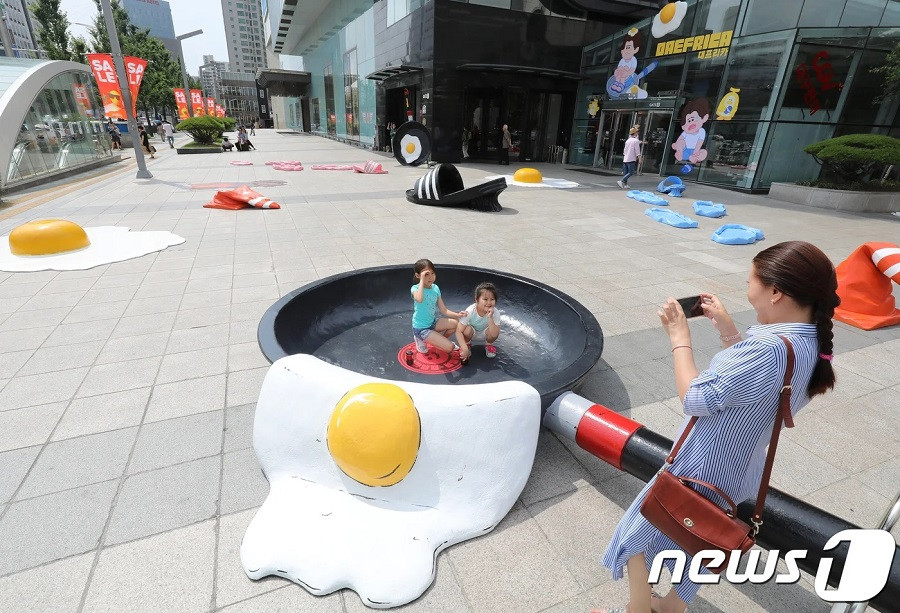 Khách du lịch và các bạn trẻ khá thích thú với hình ảnh ngộ nghĩnh siêu chân thực về thời tiết này.