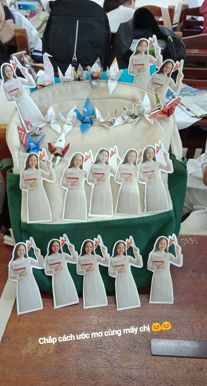 Dán lên ba lô, thêm thắt vài chú hạc giấy là quá đẹp luôn!