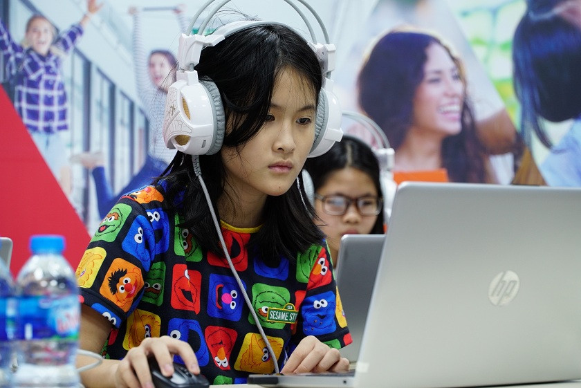 Tự do về thời gian, lựa chọn các bài học, chủ đề theo yêu cầu, em có thể học nhanh hay chậm tuỳ theo khả năng”, Phương Anh chia sẻ