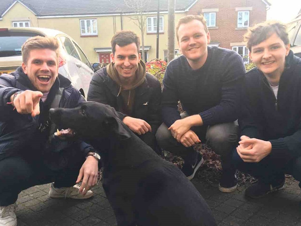 Bức ảnh “Những chàng trai từ số 23” và chú chó Stevie Ticks được chia sẻ nhanh chóng trên mạng xã hội.