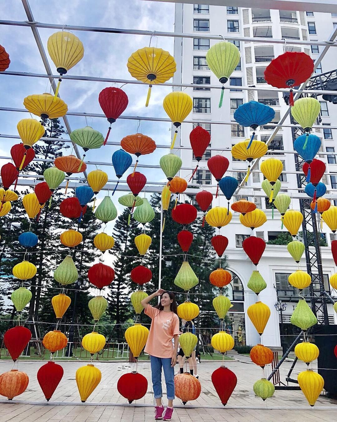 Hàng đèn lồng quen thuộc mỗi năm luôn là "photobooth" được teen yêu thích nhất. (Ảnh: IG@daisy.117)