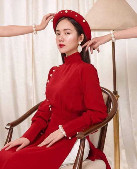 Ca sĩ Phương Ly kiêu sa trong tà áo dài đỏ với thiết kế vô cùng lạ mắt. (Ảnh: may_lily)