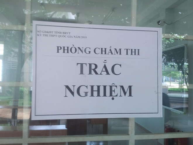 Một khu vực chấm thi trắc nghiệm kỳ thi THPT quốc gia 2019. Ảnh: ĐĂNG NGUYÊN.