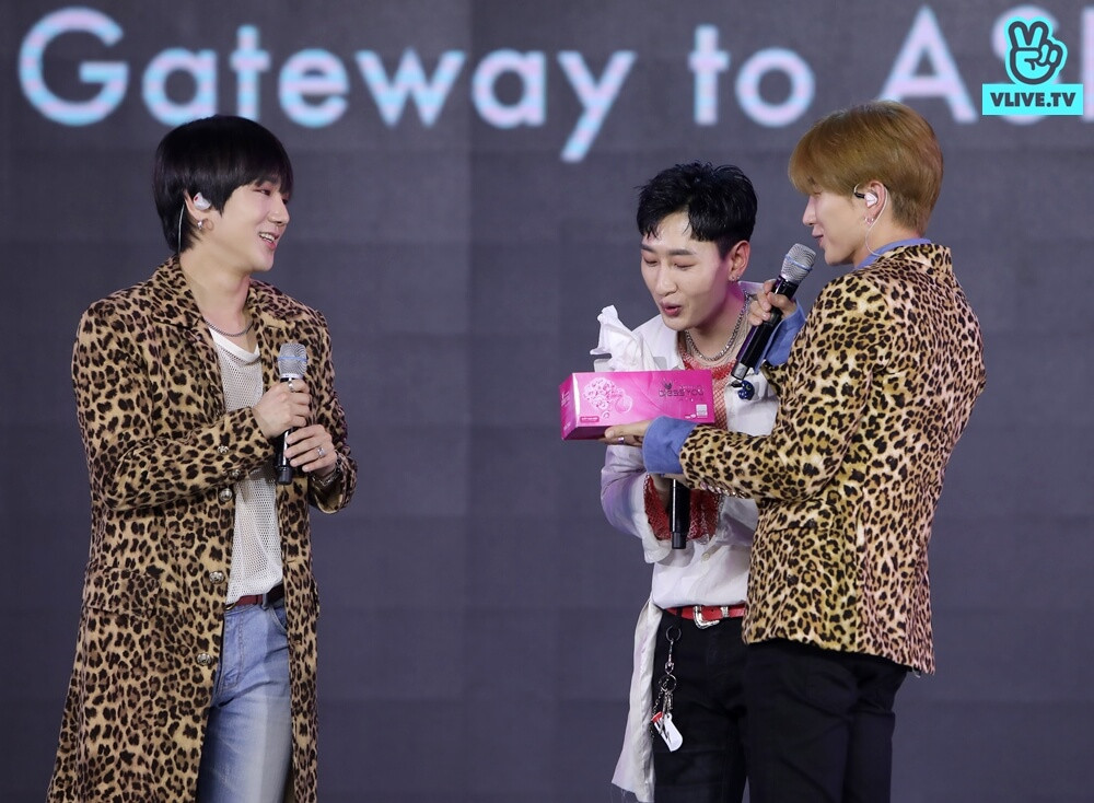 Sau màn hát chúc mừng sinh nhật Eunhyuk của E.L.F, Leeteuk đã trêu chọc cậu em cùng nhóm bằng cách lấy hộp giấy ăn giả vờ là bánh sinh nhật để thổi nến.