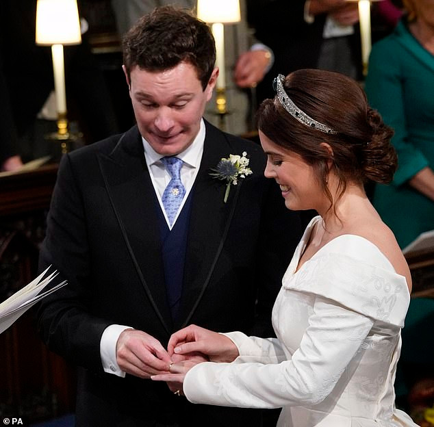 Biểu cảm hài hước của chú rể Brooksbank sau sự cố bất ngờ lúc trao nhẫn. Ảnh: PA