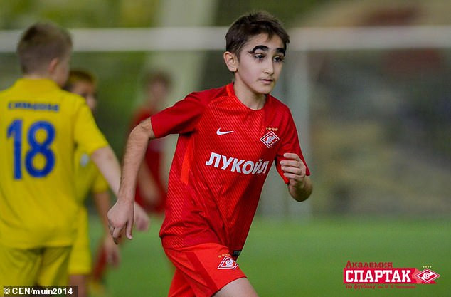 Muin rất thích bóng đá và mong muốn trở thành một cầu thủ. Ảnh: CEN