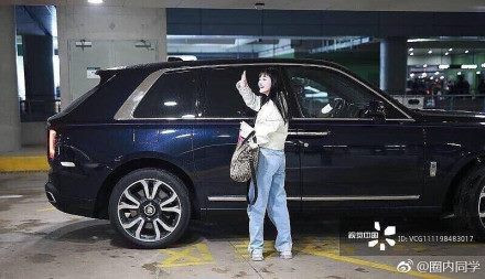 Chu Khiết Quỳnh bước lên chiếc xe "độc nhất vô nhị" của Vương Tư Thông. Chu Khiết Quỳnh bước lên chiếc xe "độc nhất vô nhị" của Vương Tư Thông.
