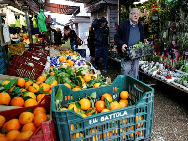 “Đầu bếp của người nghèo” đang đi chợ để mua và nhận thực phẩm do các cửa hàng quyên góp.