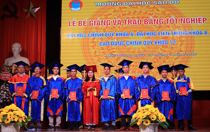 TS. Nguyễn Thị Kim Nguyên, Phó Hiệu trưởng trao bằng cho tân cử nhân, kỹ sư đạt loại Giỏi.