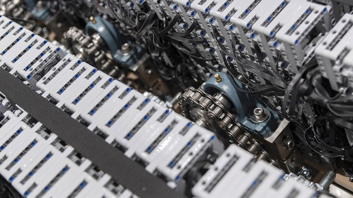 Sức mạnh của xe đến từ khối động cơ được ghép bằng 2.304 môtơ điện của Lego Technic kết hợp cùng 4.032 bánh răng và 2.016 thanh truyền.