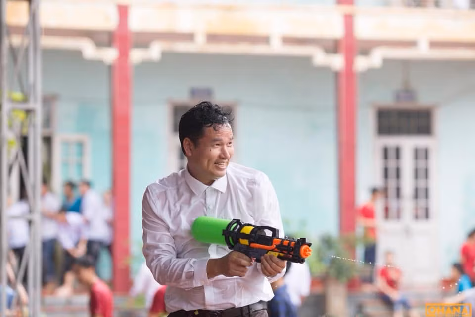 Tay súng nước điêu luyện của trường THPT Trần Nhân Tông (Quảng Ninh): Thầy Vũ Viết Văn