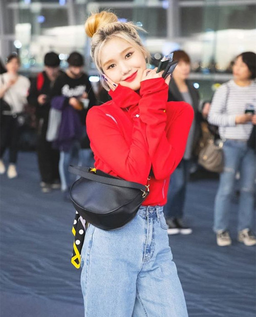 Mimi (Oh my girl) cực nổi bật ở sân bay dù chỉ mặc áo cổ lọ đơn giản.