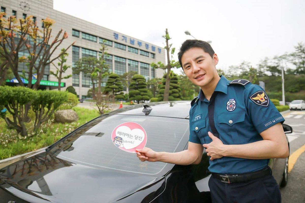 Ngắm Kim Junsu (JYJ) chững chạc hẳn ra trong bộ trang phục cảnh sát ảnh 1 Ngắm Kim Junsu (JYJ) chững chạc hẳn ra trong bộ trang phục cảnh sát ảnh 1