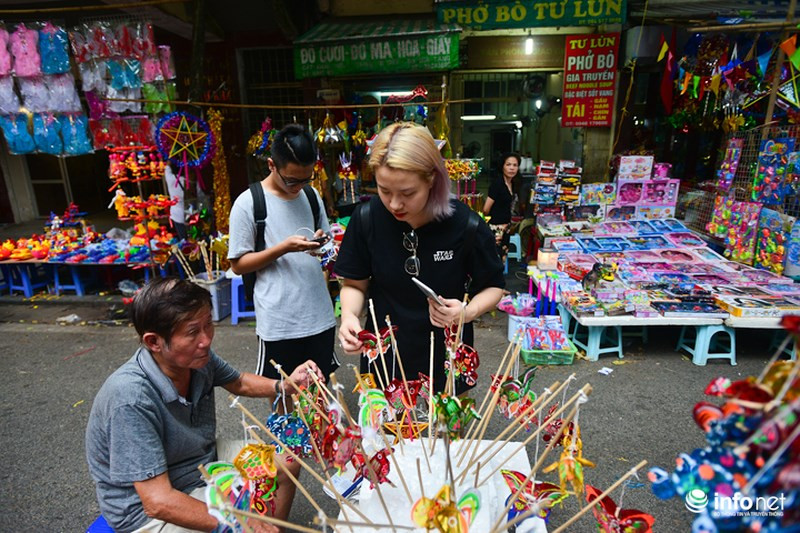 Đây cũng là mặt hàng rất hút khách bởi kích thước nhỏ xinh xắn nhưng vẫn bắt mắt không khác gì những chiếc đèn lớn được nhiều người yêu thích.