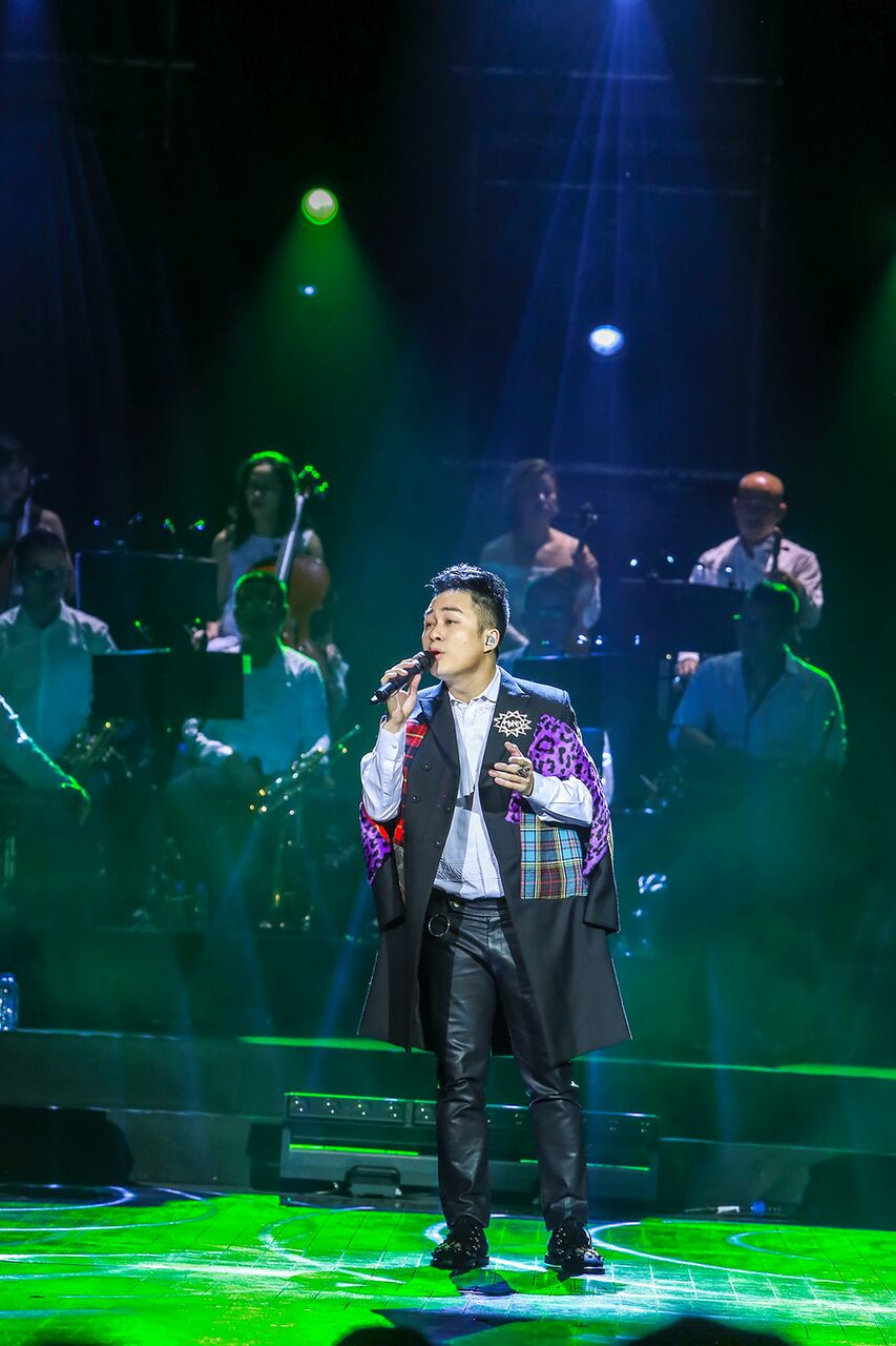 Tiếp sau đó là nam ca Tùng Dương với loạt bài hát "Bến Xuân", "Mộng dưới hoa".