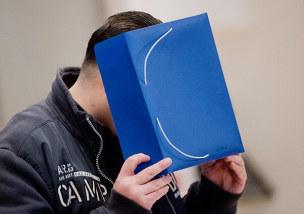 Cựu y tá Niels Hoegel che mặt tại phiên tòa ngày 30/10 ở thành phố Oldenburg, Đức. Ảnh: Getty.