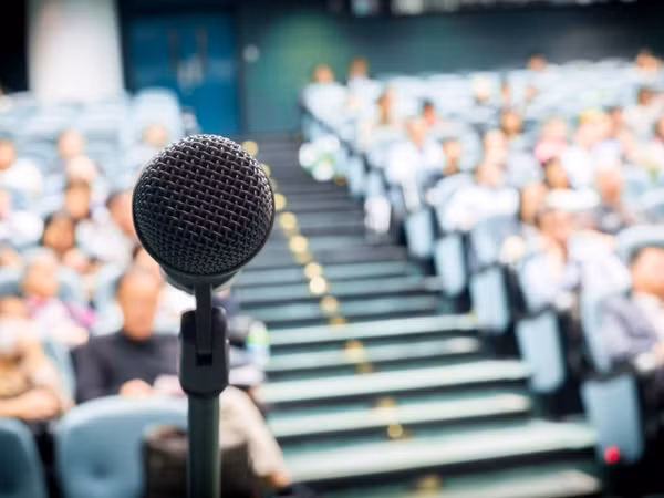 Vì hội trường rất sang trọng nên thường chỉ những người có địa vị cao mới vào.