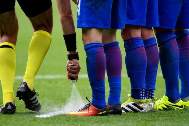 Câu chuyện buồn ít người biết đằng sau bình xịt bọt tự tan các trọng tài World Cup đang sử dụng ảnh 4 Mặc dù được sử dụng tại World Cup 2014 nhưng cái tên công ty 9:15 Fair Play không hề được FIFA nhắc đến.