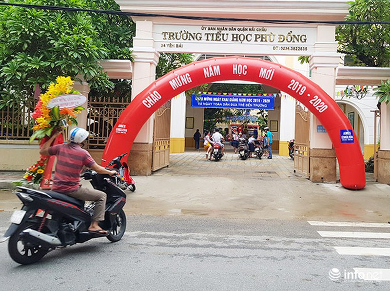Rất nhiều hoa được gửi đến các trường chúc mừng năm học mới Rất nhiều hoa được gửi đến các trường chúc mừng năm học mới