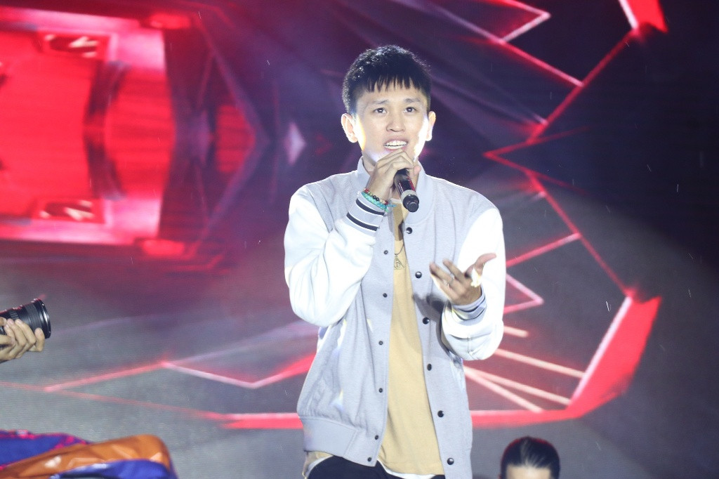 B Ray được rất nhiều bạn trẻ ủng hộ và cổ vũ nhiệt tình.