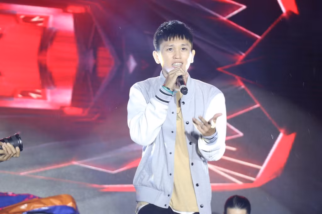 B Ray được rất nhiều bạn trẻ ủng hộ và cổ vũ nhiệt tình.