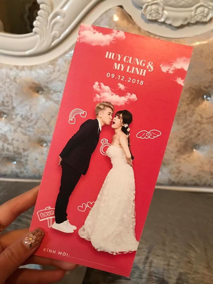 Ảnh cưới của cặp đôi được in ngoài bìa thiệp cưới.