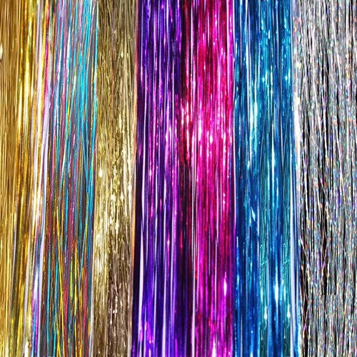 Đan cài sợi kim tuyến lên mái tóc là cách đơn giản để giúp bạn có vẻ ngoài tỏa sáng, tạo điểm nhấn đặc biệt mà không hề gây tổn hại tóc như tẩy hay nhuộm. Kiểu tóc tạm thời này là lựa chọn hoàn hảo cho các idol luôn phải đổi mới hình tượng