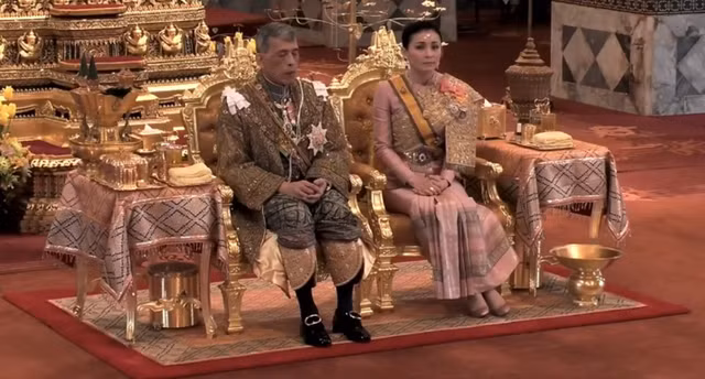 Quốc vương Vajiralongkorn và Hoàng hậu Suthida (Ảnh: ThaiPBS)