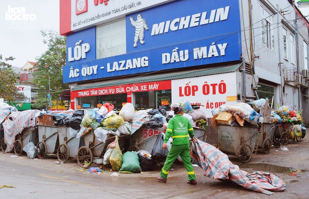 Xe rác chất đống xung quanh 1 tòa nhà trong ngõ Dương Quảng Hàm, Cầu Giấy.