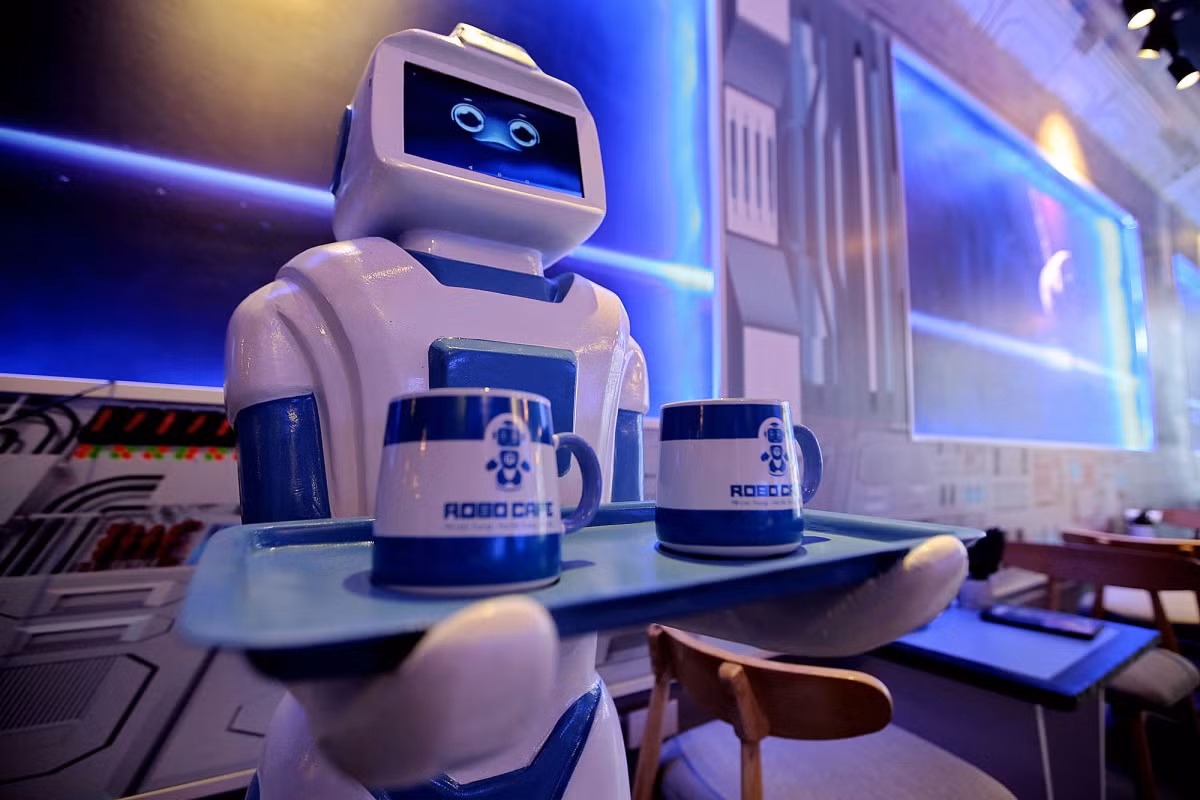 Nhiều khách hàng tỏ ra thích thú khi được robot phục vụ.