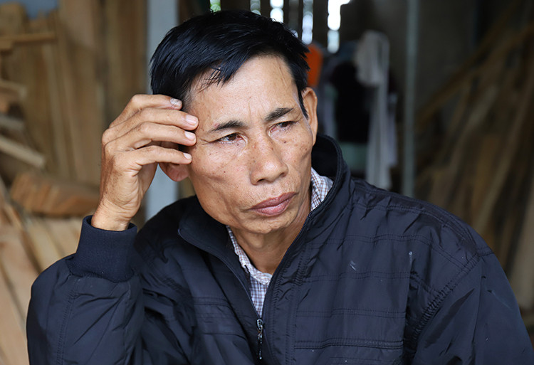 Ông Nguyễn Đình Gia kể việc phía Anh thông báo con trai tử nạn tại Anh. (Ảnh: Đức Hùng)