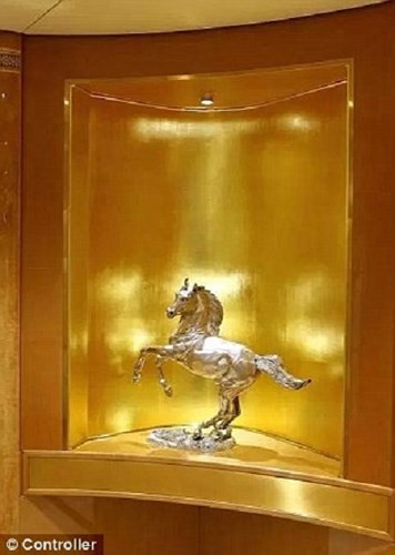 Tượng trang trí nổi bật cùng tông vàng mang lại cảm giác về sự xa xỉ.