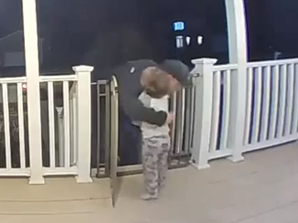 Khoảnh khắc cậu bé Cohen bất ngờ chạy ào tới ôm lấy bác giao pizza.