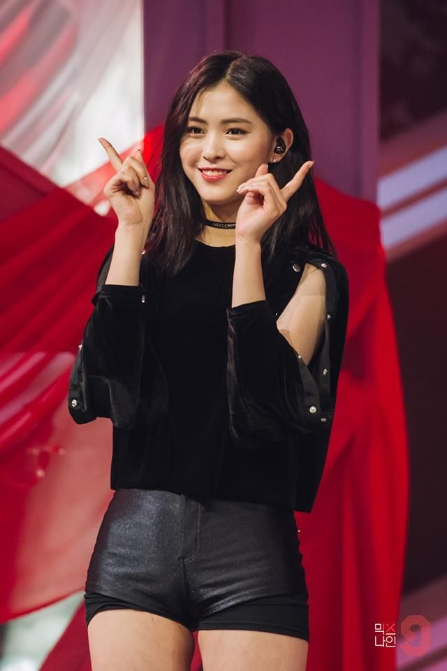 Tuy có ngoại hình chưa rực rỡ đến mức đạt chuẩn “tường thành sắc đẹp”, Nhưng Shin Ryu Jin có gương mặt cá tính và rất ấn tượng.