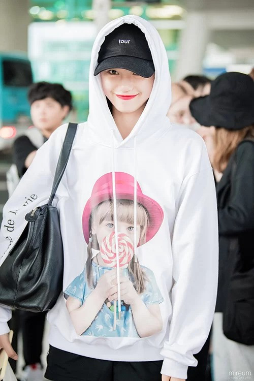 Doyeon (Weki Meki) chọn thiết kế in hình giống hệt nhưng là dáng hoodie có mũ để thêm phần trẻ trung.