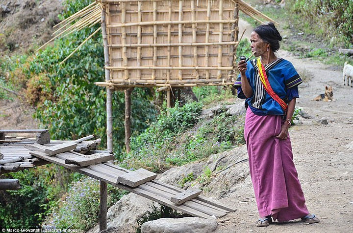 Những người phụ nữ tại đây vẫn thường xuất hiện với trang phục truyền thống, trên tay là chiếc tẩu thuốc.