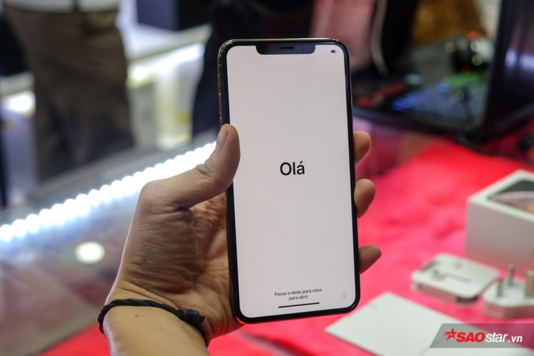 iPhone Xs Max không có nhiều thay đổi về thiết kế so với chiếc iPhone X (2017). Thế hệ iPhone 2018 của Apple chính thức đánh dấu sự biến mất hoàn toàn của nút Home vật lý. iPhone Xs Max không có nhiều thay đổi về thiết kế so với chiếc iPhone X (2017). Thế hệ iPhone 2018 của Apple chính thức đánh dấu sự biến mất hoàn toàn của nút Home vật lý.