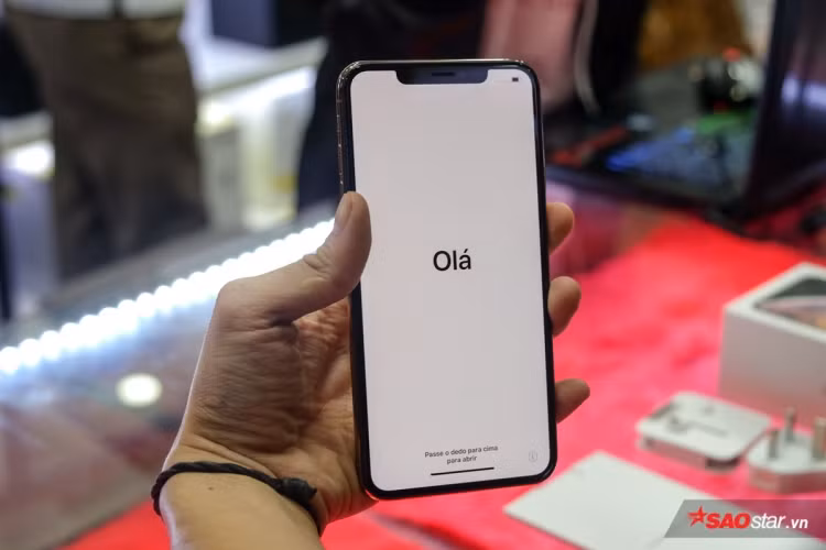 iPhone Xs Max không có nhiều thay đổi về thiết kế so với chiếc iPhone X (2017). Thế hệ iPhone 2018 của Apple chính thức đánh dấu sự biến mất hoàn toàn của nút Home vật lý.