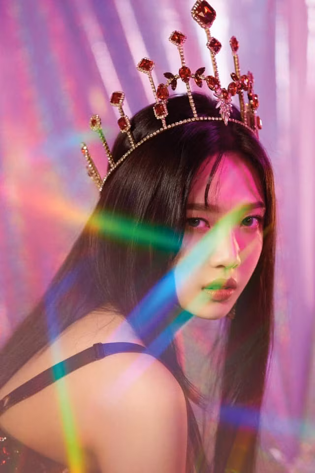 "Ước mơ từ bé của chị là trở thành hoa hậu nên stylist cho chị đeo vương miện luôn".